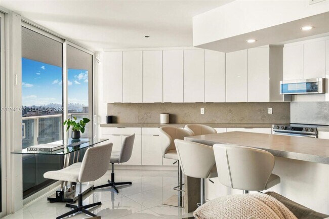 Building Photo - 16485 Collins Ave