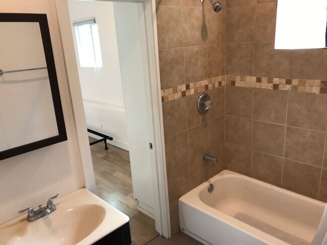 Building Photo - Charming 2-Bed, 1-Bath Apartment with Priv...