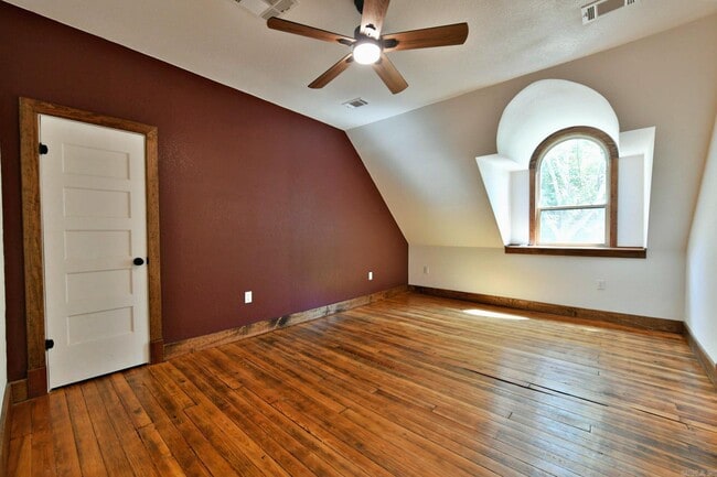 Building Photo - 101 10th St