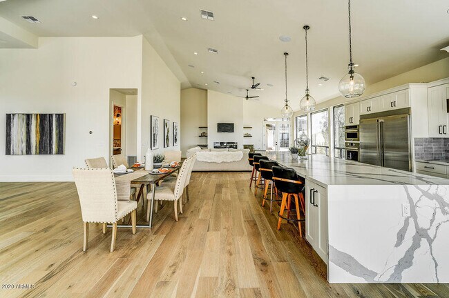 Building Photo - 301 E Jomax Rd