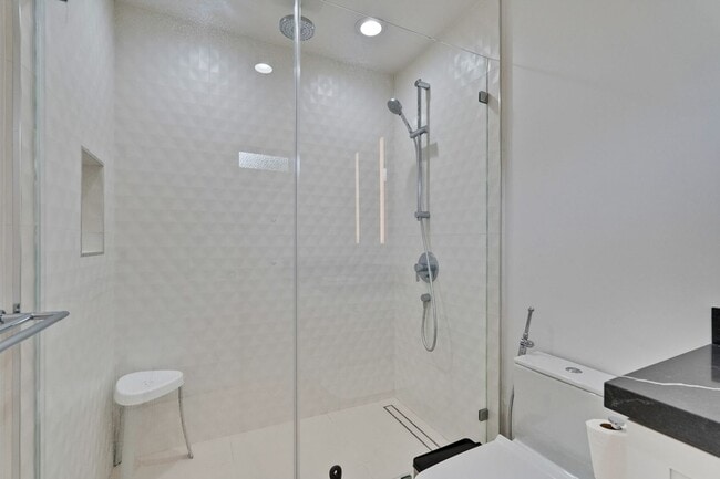 Building Photo - Gorgeous 4 Bed 3 Bath House on a Corner Lot!