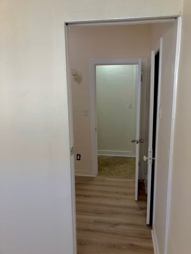 Building Photo - 202 S New Hampshire Ave