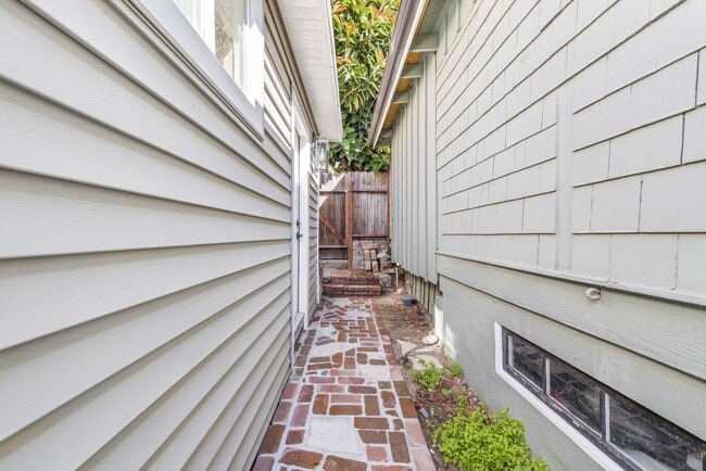 Building Photo - Super Charming South Laguna Studio