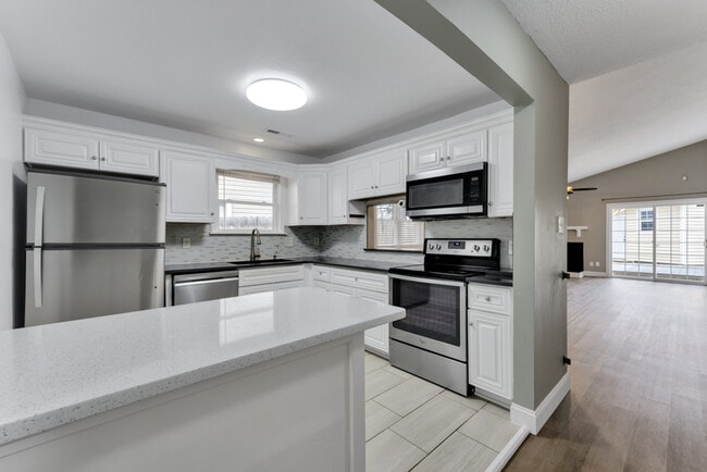 Building Photo - 1400 Riverside Dr