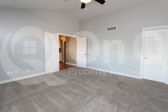Building Photo - 850 N Valencia Dr