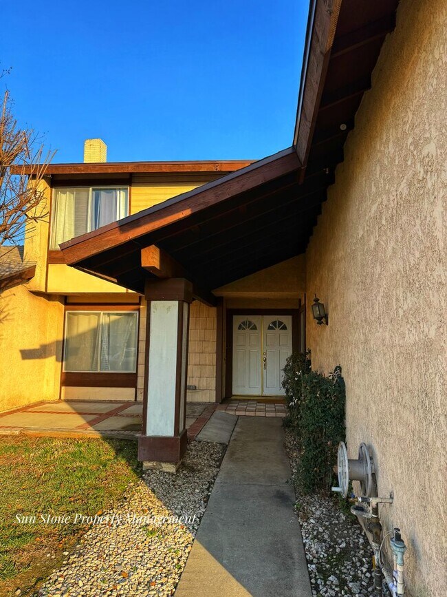 Building Photo - House in Ontario