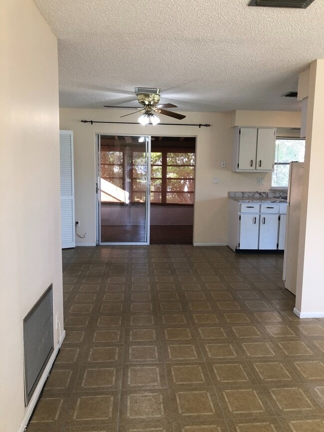 Building Photo - 1 Bed 1 Bath | Large Yard | Washer/Dryer H...