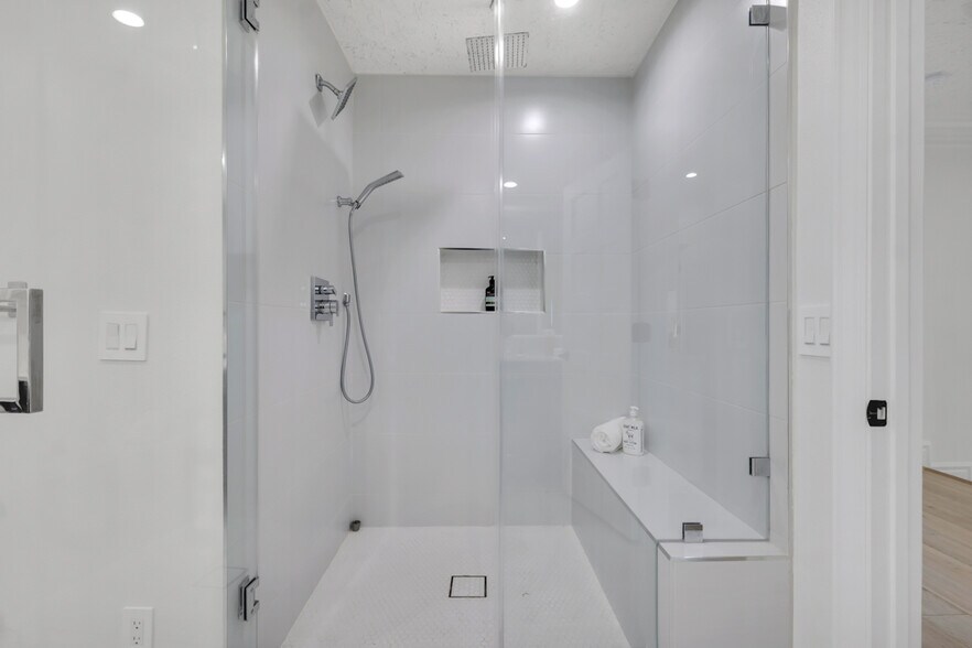 Building Photo - 5952 Woodland View Dr