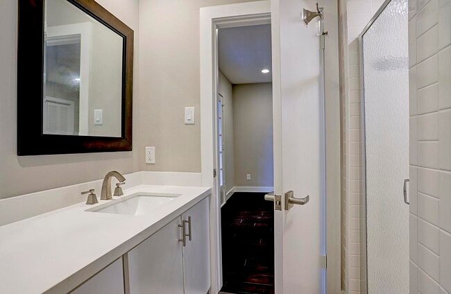 Building Photo - 2328 Wroxton Rd