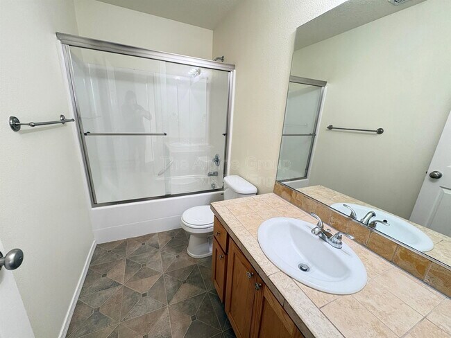 Building Photo - 1430 NE Glen Ellen Dr