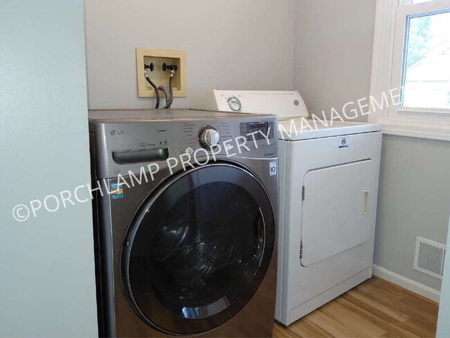 Building Photo - 3045 Chaminade Ct SW