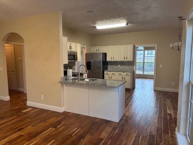 Building Photo - Great 4BR home near Brentwood