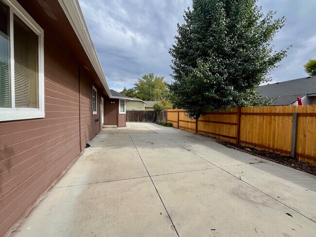 Building Photo - 10627 W Richey Dr