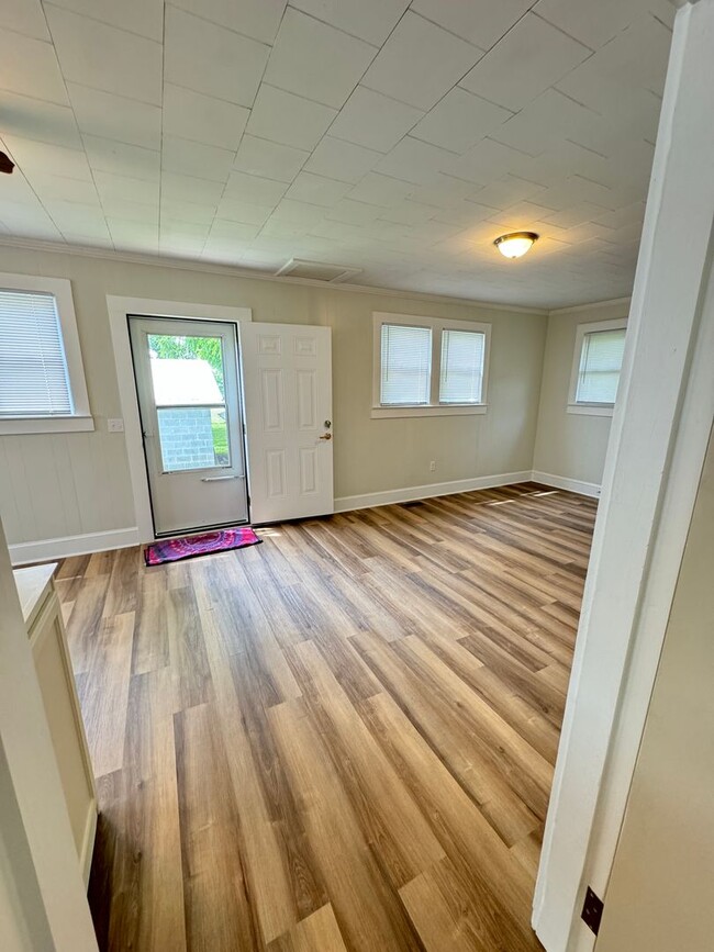 Building Photo - Charming Country Retreat – Peaceful Living...