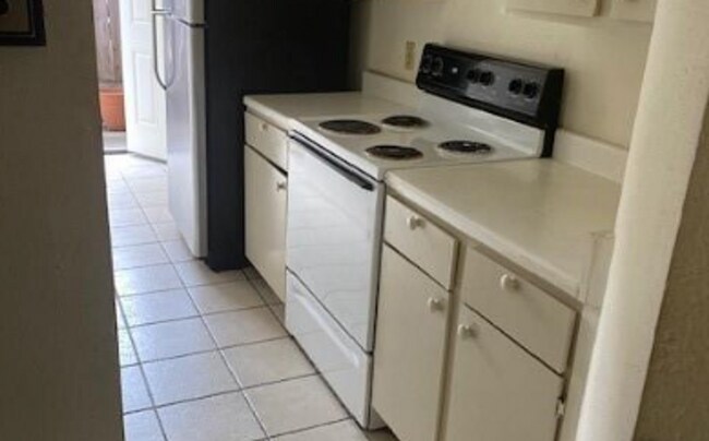 Building Photo - 2 Bed 2.5 Bath