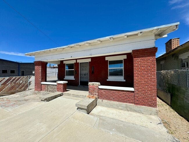 Primary Photo - 2 bed w/REFRIG A/C and HUGE finished basem...