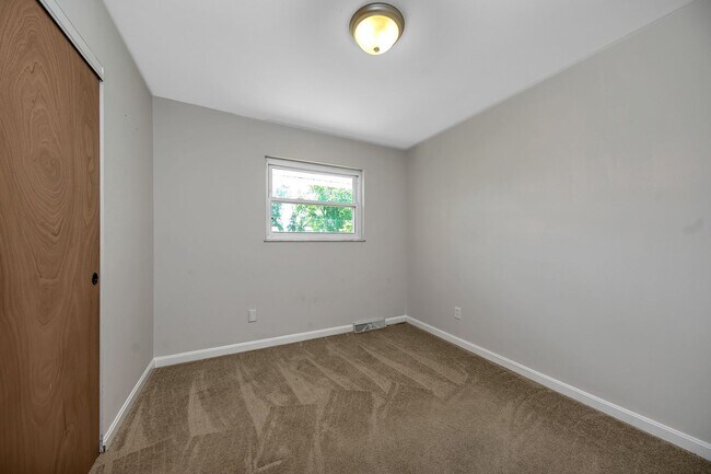 Building Photo - Anderson - Updated and spacious 3 bed 2.5 ...