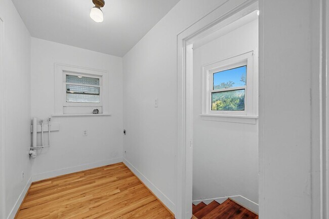 Building Photo - 2 Bedroom Upstairs Duplex in Southside