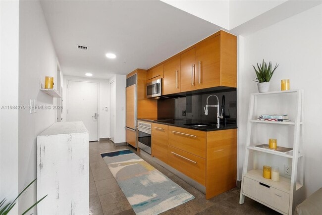 Building Photo - 465 Brickell Ave