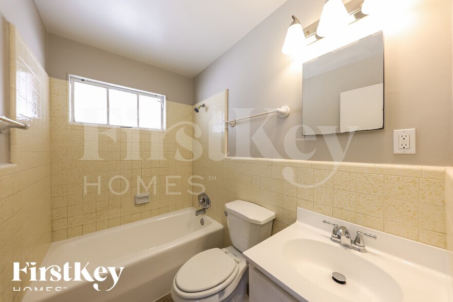 Building Photo - 2118 W Montebello Ave