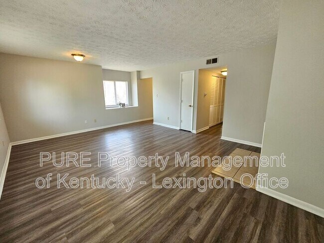 Building Photo - 3772 Camelot Dr