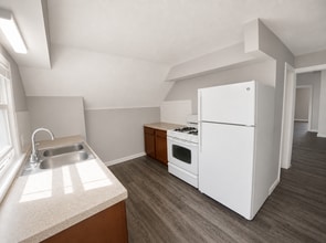 Building Photo - 1 Bed / 1 Bath Upstairs Unit with Private Balcony – Riverside Gardens