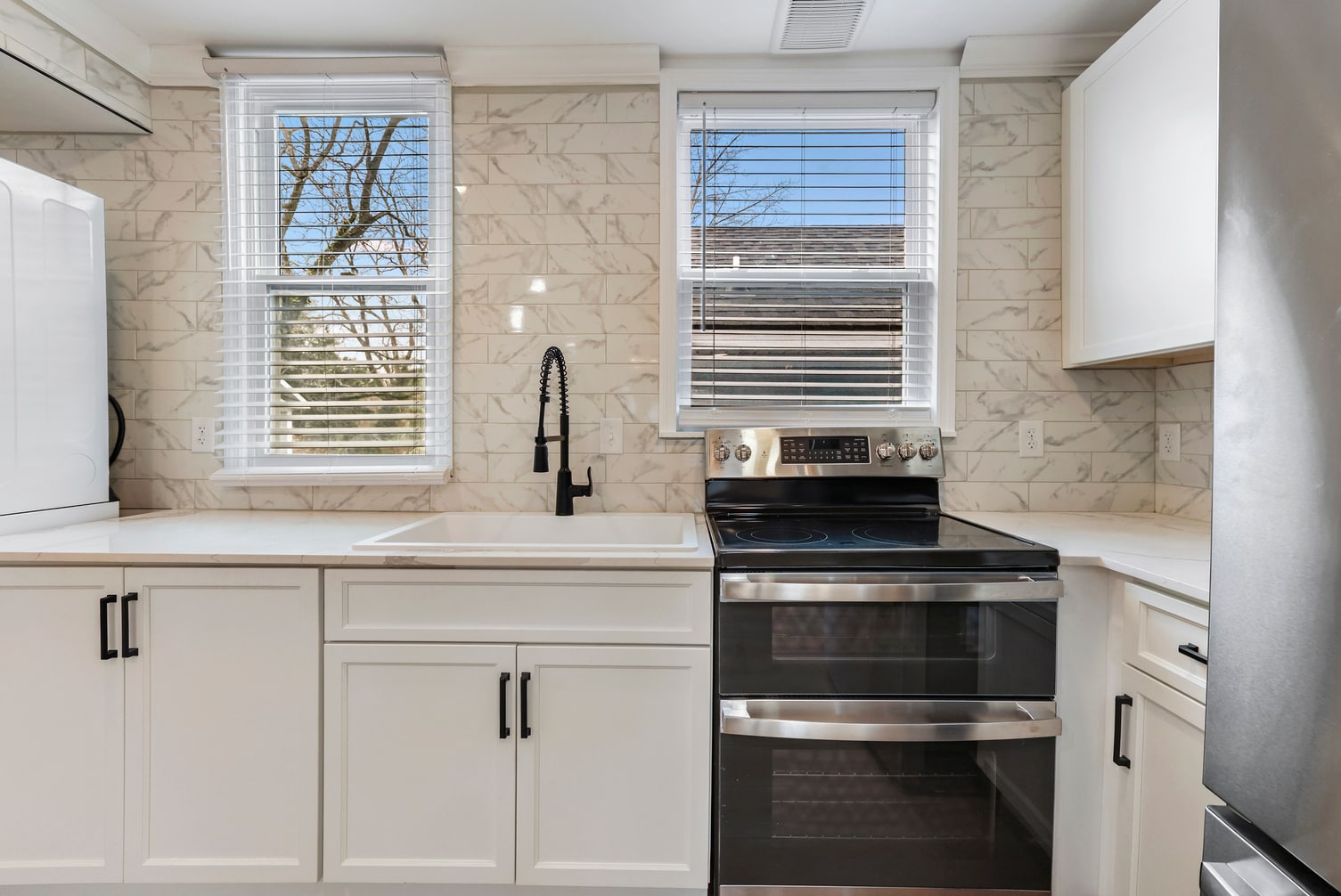 Building Photo - 711 W 44th St