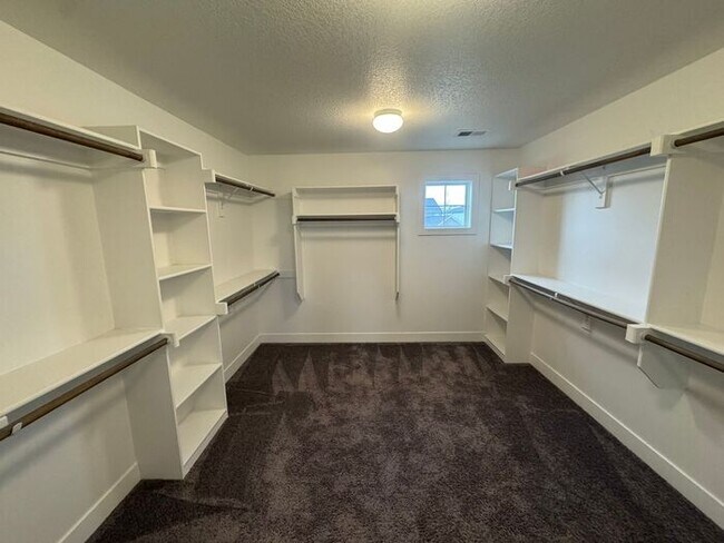 Building Photo - Luxury 5BR 4 BA Home w/ Pool and Clubhouse Access in GREAT location!