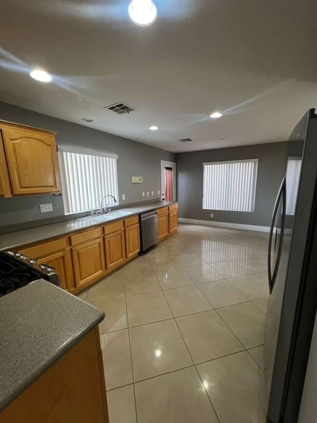 Building Photo - Must see 2 story 4 bed/3 bath home in the heart of SUMMERLIN