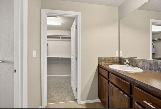 Building Photo - 3 Bedroom, 2.5 Bathroom Medford Home