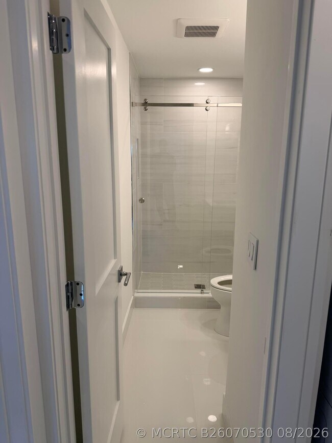 Building Photo - 6439 Bay Club Dr