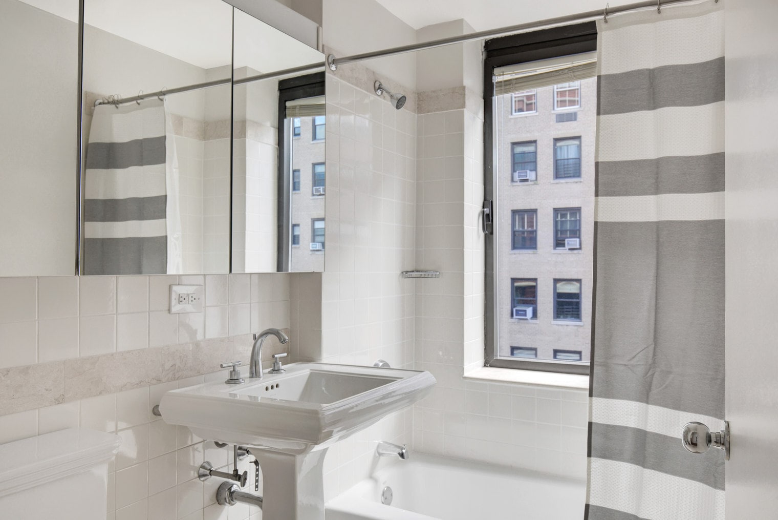 Building Photo - 255 W 94th St