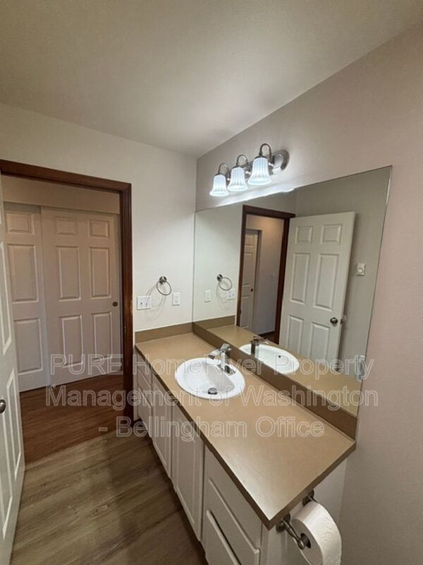 Building Photo - 422 Oak Hill Ln