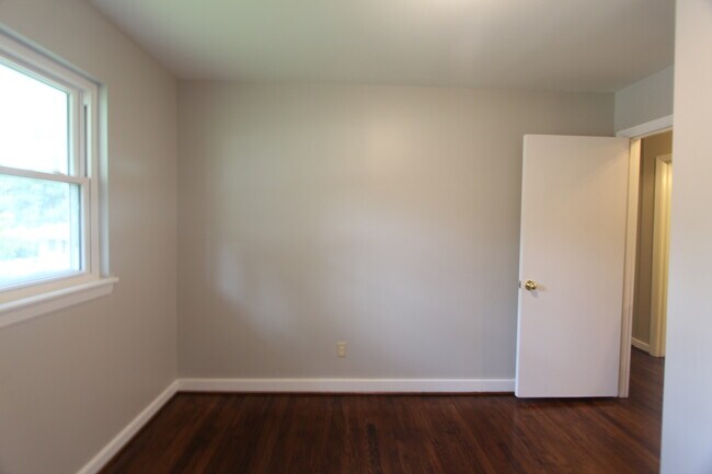 Building Photo - 3025 La Haven Cir