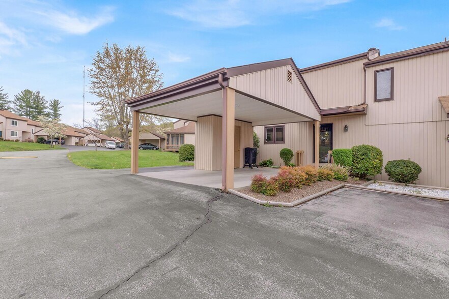 Building Photo - 1060 Pebble Dr