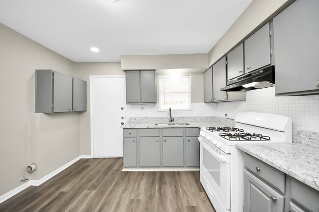 Building Photo - 1736 Crestdale Dr