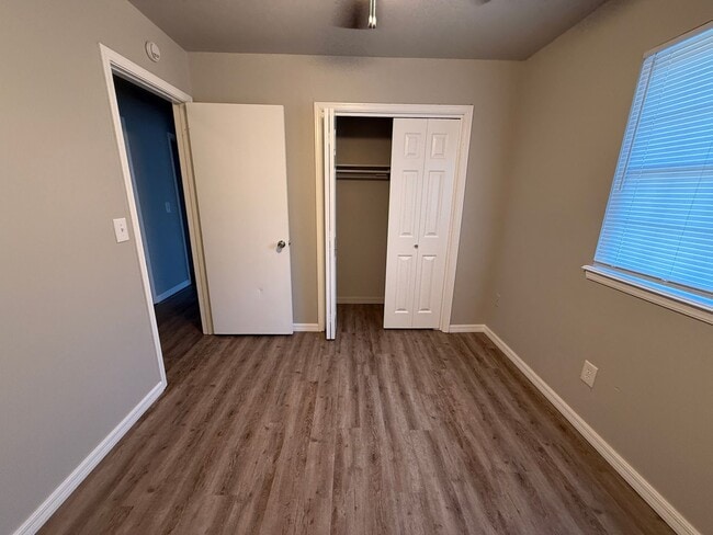 Building Photo - 4 Bedroom, Vinyl Flooring House, Large Yar...