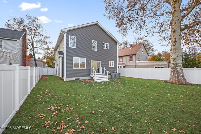Building Photo - 211 Rockwell Ave