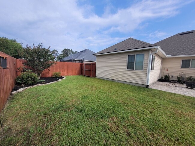 Building Photo - Beautiful 4BD/2BA Home with Screened Patio...