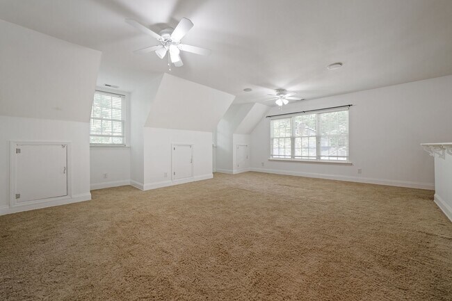 Building Photo - 3 bed, 3.5 bath with expansive deck and fe...