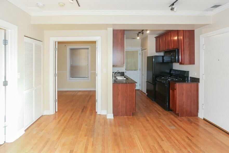 Primary Photo - 624 W Roscoe St
