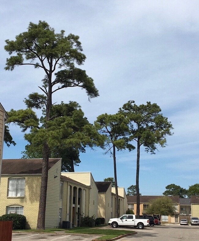 Building Photo - 2 bed/ 1.5 bath townhome