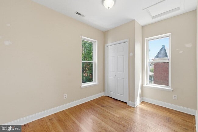 Building Photo - 720 Gresham Pl NW