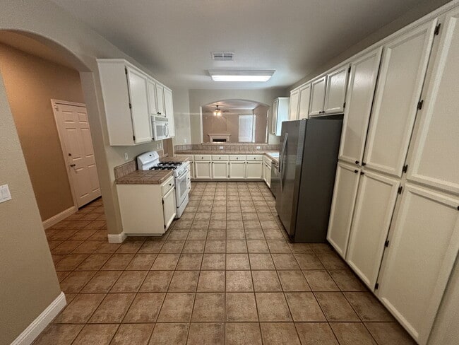 Building Photo - Available Now: 3 bed 2 bath home in Roseville