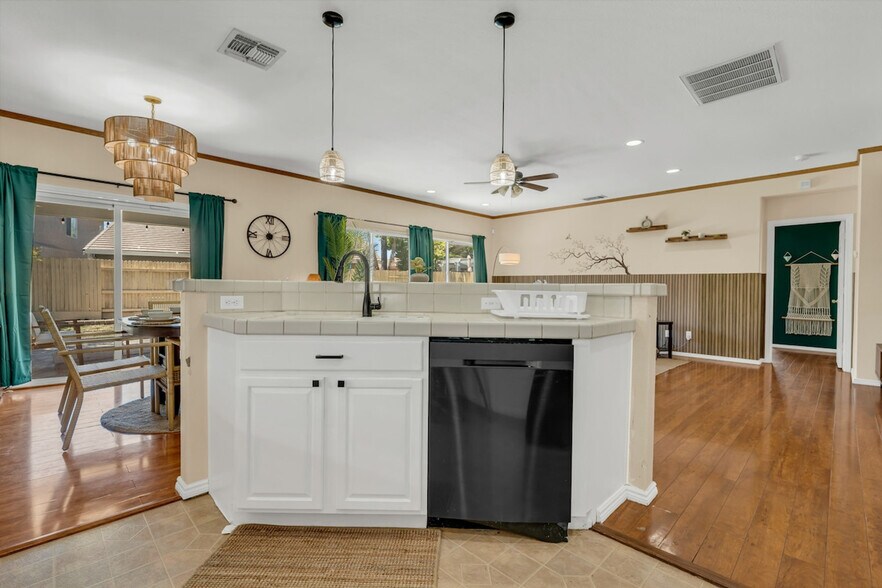 Building Photo - 9363 Willow Pond Cir