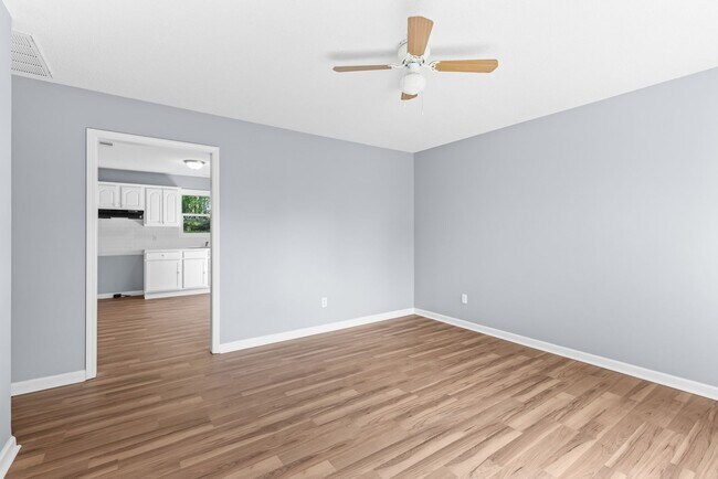 Building Photo - Beautifully Renovated 3 Bedroom 2 Bath Hom...