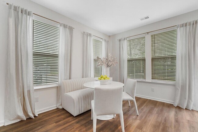 Building Photo - 609 Trotters Ln