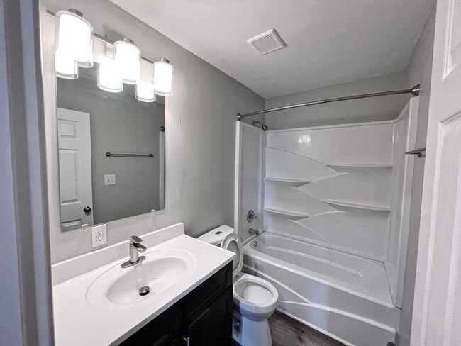 Building Photo - Three Bedroom Townhome in Covington!