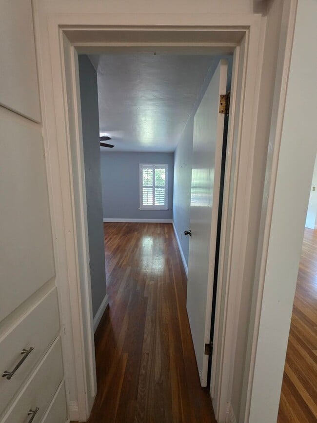 Building Photo - 2 bedroom 2 bathroom with brand new A/C un...