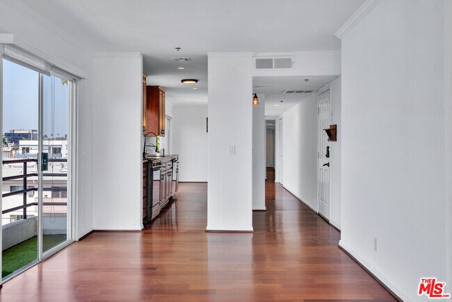Building Photo - 116 S Croft Ave